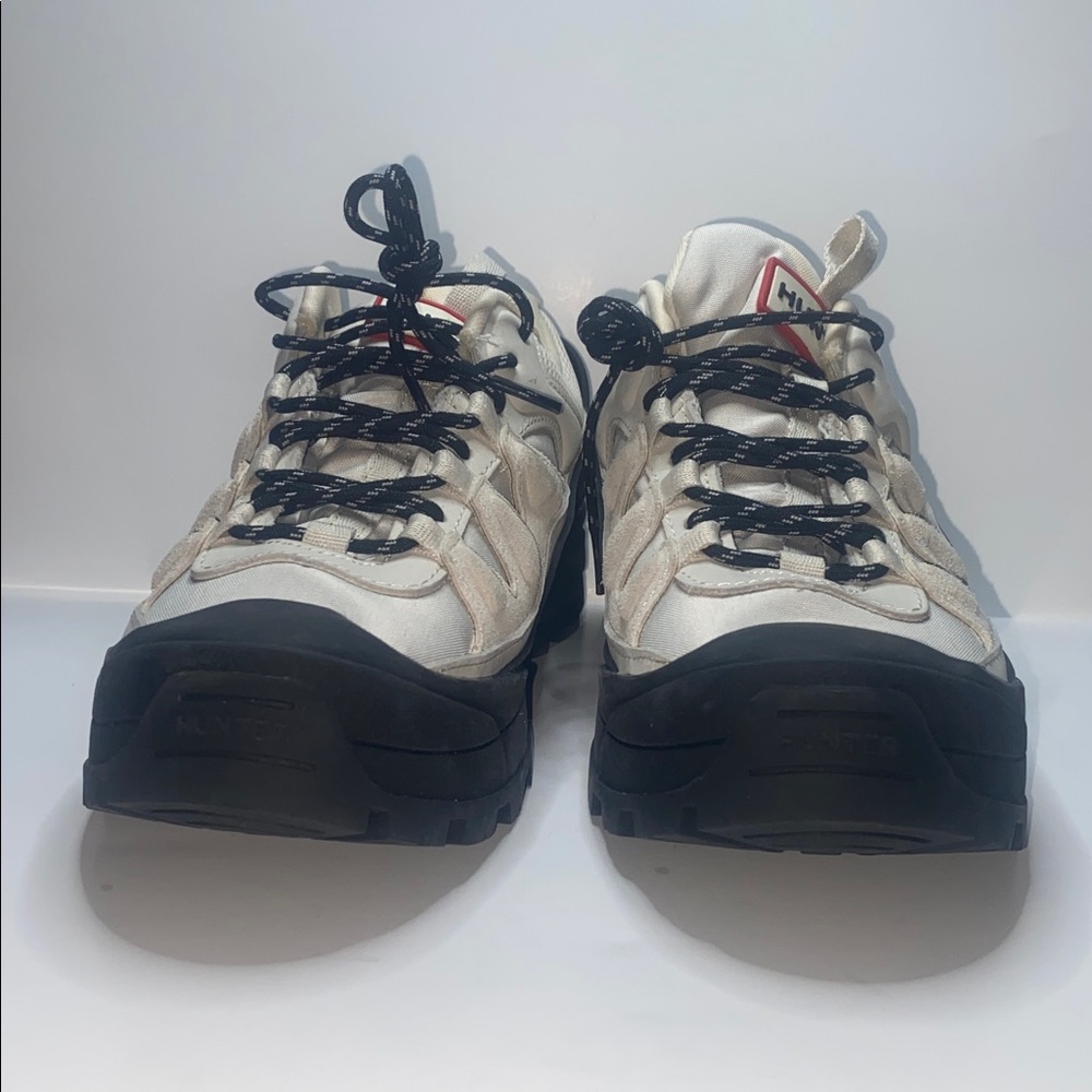 Hunter woman’s Cream and Black Lace-Up Sneakers